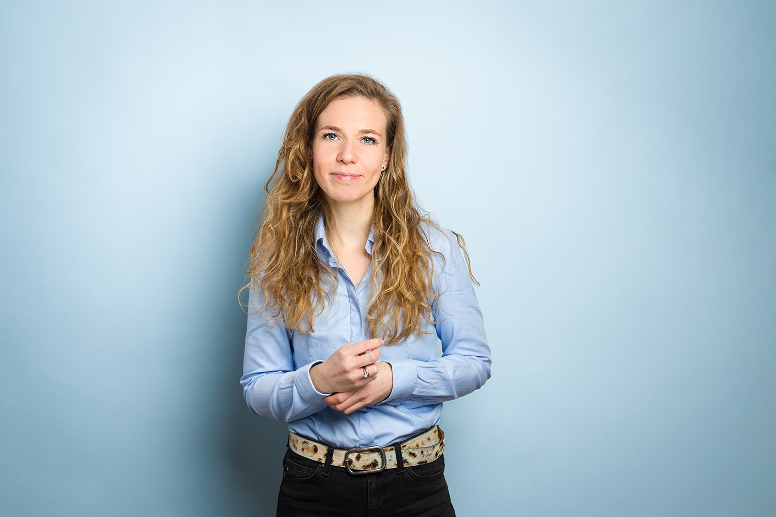 Happy woman expressing emotions in a minimalist studio portrait – natural smile and authenticity in focus Emotional Portrait of a Joyful Woman – Expressive and Natural